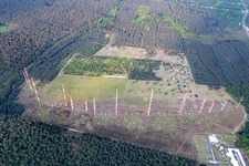 Photographie aérienne de Système d'antenne sur la propriété militaire de la station émettrice IBB Lampertheim pour la diffusion de Radio Liberty et Radio Free Europe (maintenant également VOA) à le quartier Neuschloß in Lampertheim dans le département Hesse, Allemagne