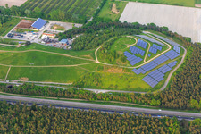 Vue aérienne de Décharge photovoltaïque du ZAKB - Zweckverband Abfallwirtschaft Kreis Bergstraße sur l'A67 à le quartier Hüttenfeld in Lampertheim dans le département Hesse, Allemagne