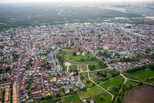 Vue des rues et des maisons des quartiers résidentiels à Lorsch dans le département Hesse, Allemagne d'en haut