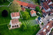 Vue aérienne de Ensemble de bâtiments de l'ancien monastère et aujourd'hui complexe de monastère-musée Lorsch à Lorsch dans le département Hesse, Allemagne