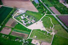 Vue aérienne de Ensemble de bâtiments de musée laboratoire en plein air Lauresham à Lorsch dans le département Hesse, Allemagne