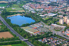 Vue aérienne de Marché OBI Bensheim au lac de baignade à Bensheim dans le département Hesse, Allemagne