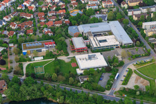 Vue aérienne de Geschwister-Scholl-School et école primaire dans le Kappesgärten à Bensheim dans le département Hesse, Allemagne
