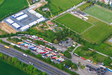 Vue aérienne de Aire de repos Tank & Rast Bergstrasse et campement de conteneurs pour réfugiés et demandeurs d'asile à Bensheim dans le département Hesse, Allemagne