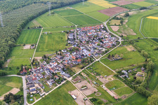 Photographie aérienne de Vue du village à la lisière de la forêt depuis le sud à le quartier Langwaden in Bensheim dans le département Hesse, Allemagne