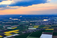 Vue aérienne de Vue de la ville sur la courbe du Rhin le soir à Gernsheim dans le département Hesse, Allemagne