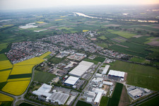 Vue aérienne de Zone commerciale et implantation d'entreprise à Groß-Rohrheim dans le département Hesse, Allemagne