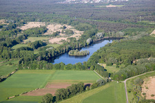 Vue aérienne de Lac Erlensee à Bickenbach dans le département Hesse, Allemagne