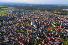 Vue aérienne de Rue principale avec la malterie Rheinpfalz GmbH à Pfungstadt dans le département Hesse, Allemagne