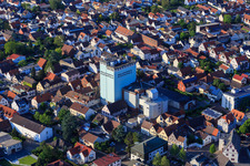 Vue aérienne de Rue principale avec la malterie Rheinpfalz GmbH à Pfungstadt dans le département Hesse, Allemagne