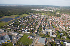 Vue oblique de Vue sur la ville depuis le centre-ville à Pfungstadt dans le département Hesse, Allemagne