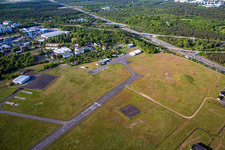 Vue aérienne de Piste avec aire de circulation de l'aérodrome August Euler à Griesheim à le quartier August-Euler-Fluplatz in Darmstadt dans le département Hesse, Allemagne
