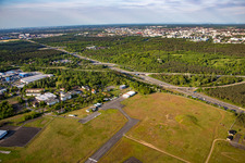 Vue aérienne de Piste avec aire de circulation de l'aérodrome August Euler à Griesheim à le quartier August-Euler-Fluplatz in Darmstadt dans le département Hesse, Allemagne