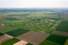 Vue aérienne de Terrain de golf Kiawah Golf Park Landgut Hof Hayna à le quartier Leeheim in Riedstadt dans le département Hesse, Allemagne