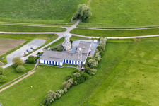 Vue aérienne de Miroirs paraboliques des antennes paraboliques du centre de mesure satellite BNetzA à le quartier Leeheim in Riedstadt dans le département Hesse, Allemagne