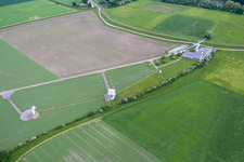 Vue aérienne de Miroirs paraboliques des antennes paraboliques du centre de mesure satellite BNetzA à le quartier Leeheim in Riedstadt dans le département Hesse, Allemagne
