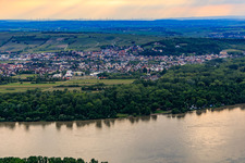 Vue aérienne de Vue de la ville de l'autre côté du Rhin depuis l'est à Oppenheim dans le département Rhénanie-Palatinat, Allemagne