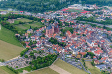Vue aérienne de Village avec l'église Sainte-Catherine et le château de Landskron à Oppenheim dans le département Rhénanie-Palatinat, Allemagne
