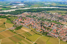 Vue aérienne de Cimetière et église Sainte-Catherine Oppenheim à Oppenheim dans le département Rhénanie-Palatinat, Allemagne