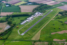 Vue aérienne de Piste avec zone de voie de circulation de l'aérodrome Flugplatz GmbH Worms à Worms dans le département Rhénanie-Palatinat, Allemagne