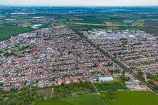 Vue aérienne de Ville divisée par la ligne de chemin de fer à Bürstadt dans le département Hesse, Allemagne