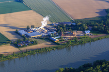 Vue aérienne de Usine Intersnack Deutschland SE à Petersau sur les rives du Rhin et école d'équitation Carlo von Opel au Demeter Hofgut Petersau à le quartier Mörsch in Frankenthal dans le département Rhénanie-Palatinat, Allemagne
