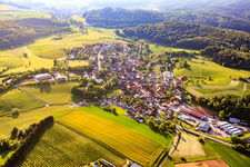 Vue aérienne de Vue du village depuis l'ouest à le quartier Asbach in Modautal dans le département Hesse, Allemagne