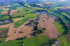 Vue aérienne de Réserve naturelle du Reinheimer Teich à le quartier Spachbrücken in Reinheim dans le département Hesse, Allemagne