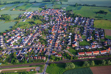 Au sud-est, au-delà de la voie ferrée à le quartier Sickenhofen in Babenhausen dans le département Hesse, Allemagne
