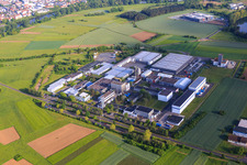 Vue aérienne de Zone commerciale Seligenstädter Straße avec Color-Service GmbH & Co. KG, Innovations-Park-Karlstein GmbH, Heraeus Amloy Technologies GmbH et Siemens AG à le quartier Großwelzheim in Karlstein am Main dans le département Bavière, Allemagne