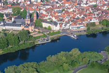 Vue aérienne de Le ferry principal « Stadt Seligenstadt » traverse le Main à Seligenstadt dans le département Hesse, Allemagne