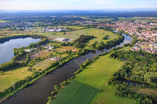 Vue aérienne de Zone industrielle Zeche Gustav entre le Main et la réserve ornithologique Gustavsee avec bit GmbH et NUKEM Technologies Engineering Services GmbH à le quartier Großwelzheim in Karlstein am Main dans le département Bavière, Allemagne