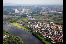Vue aérienne de Blocs réacteurs, structures et systèmes de tours de refroidissement de la centrale électrique au charbon et au gaz de Staudinger à Großkrotzenburg dans le département Hesse, Allemagne