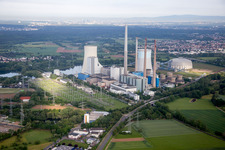 Vue aérienne de Blocs réacteurs, structures et systèmes de tours de refroidissement de la centrale électrique au charbon et au gaz de Staudinger à Großkrotzenburg dans le département Hesse, Allemagne