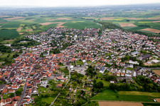 Vue aérienne de Vue des rues et des maisons des quartiers résidentiels à le quartier Ostheim in Nidderau dans le département Hesse, Allemagne