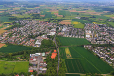 Vue aérienne de Vue de la ville depuis l'ouest à le quartier Niederissigheim in Bruchköbel dans le département Hesse, Allemagne