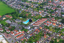 Vue aérienne de Piscine intérieure et extérieure de la ville Bruchköbel à Bruchköbel dans le département Hesse, Allemagne