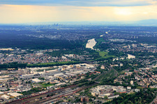 Vue aérienne de Zone industrielle de Hafenstrasse vue du nord-est à Hanau dans le département Hesse, Allemagne