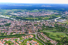 Photographie aérienne de Vue de la ville sur le Main au-delà de l'Auheimer Straße depuis le nord à le quartier Großauheim in Hanau dans le département Hesse, Allemagne