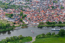 Vue aérienne de Le ferry principal « Stadt Seligenstadt » traverse le Main à Seligenstadt dans le département Hesse, Allemagne