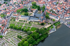 Vue aérienne de Basilique d'Einhard à Seligenstadt dans le département Hesse, Allemagne