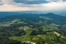 Vue aérienne de Vue de Melibokus à le quartier Ober-Beerbach in Seeheim-Jugenheim dans le département Hesse, Allemagne