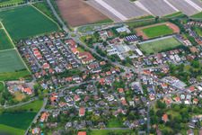 Vue aérienne de Rue de la gare à le quartier Alsbach in Alsbach-Hähnlein dans le département Hesse, Allemagne