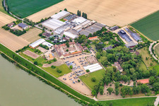 Vue oblique de Usine Intersnack Deutschland SE à Petersau sur les rives du Rhin et école d'équitation Carlo von Opel au Demeter Hofgut Petersau à le quartier Mörsch in Frankenthal dans le département Rhénanie-Palatinat, Allemagne