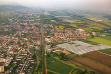 Vue aérienne de Ligne de chemin de fer vers le sud et serres en plastique pour les fraises de la ferme d'asperges et de fruits Wendel à le quartier Sandwiese in Zwingenberg dans le département Hesse, Allemagne
