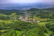 Vue aérienne de Vue du village de l'Odenwald le matin depuis l'est à le quartier Ober-Laudenbach in Heppenheim dans le département Hesse, Allemagne