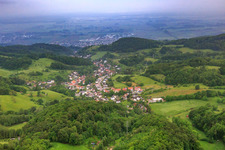 Vue aérienne de Vue du village de l'Odenwald le matin depuis l'est à le quartier Ober-Laudenbach in Heppenheim dans le département Hesse, Allemagne