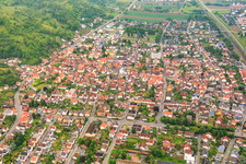 Vue aérienne de Beethovenstraße et l'école Goethe à Hemsbach dans le département Bade-Wurtemberg, Allemagne