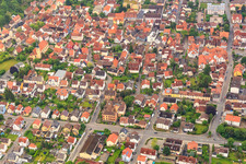 Vue aérienne de Beethovenstraße et l'école Goethe à Hemsbach dans le département Bade-Wurtemberg, Allemagne