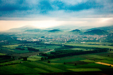 Vue aérienne de Paysage forestier et montagneux dans la brume matinale au bord de l'Odenwald de Hesse (route de montagne) à Heppenheim dans le département Hesse, Allemagne